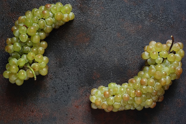 Photo gratuite grappe de raisin vert, vue de dessus, fond