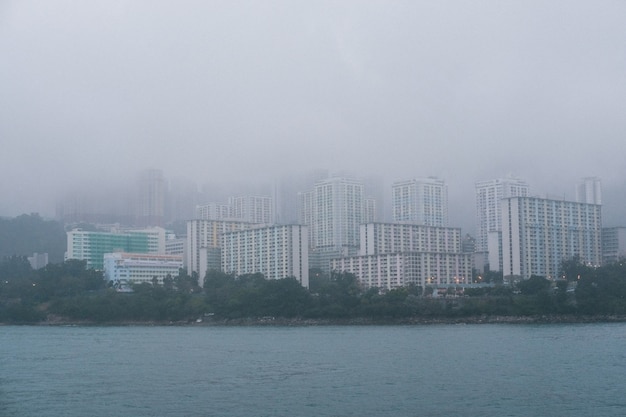 Gratte-ciel de béton gris sur la côte par temps de brouillard