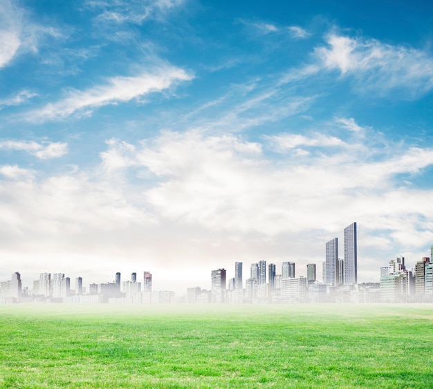 Gratte-ciel à la distance sur un jour de brouillard