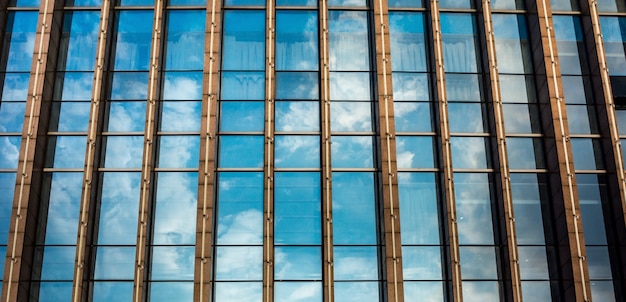 Gratte-ciel avec façade en verre. Bâtiment moderne.