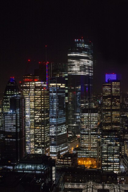 Gratte-ciel modernes avec des lumières sous un ciel nocturne à Londres