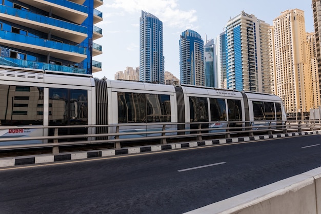 Photo gratuite gratte-ciel de la ville moderne à la ville de dubaï aux emirats arabes unis