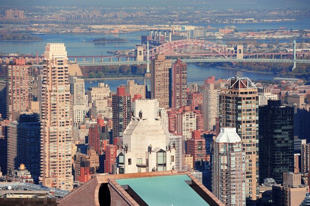 Gratte-ciel de la ville de New York dans le centre-ville de Manhattan vue panoramique aérienne dans la journée.