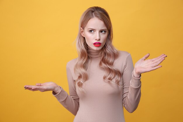 Grave jeune femme blonde avec des lèvres de maquillage vives