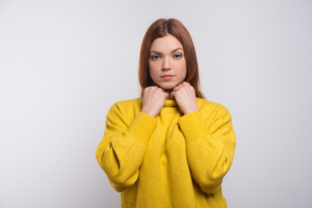 Grave jeune femme en pull jaune