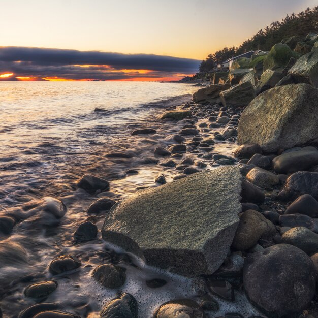 Gray Rocks on Seashore pendant le coucher du soleil