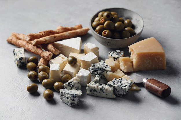 Gressin au fromage, olives et fromage