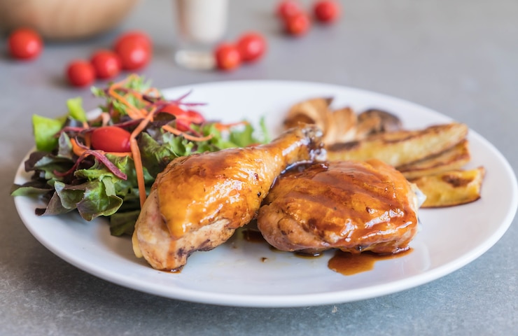 Photo gratuit grille steak de poulet avec sauce teriyaki