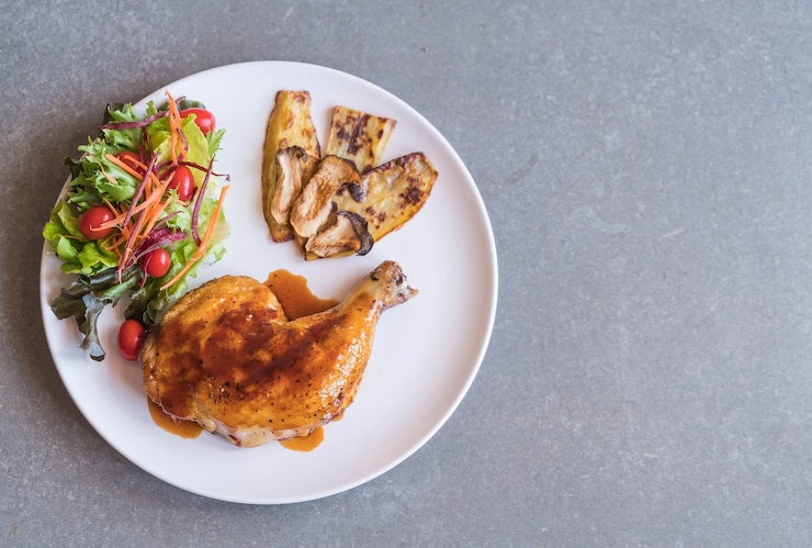 Photo gratuit grille steak de poulet avec sauce teriyaki