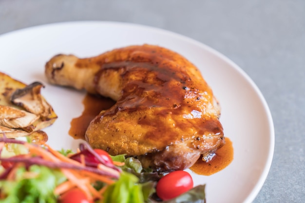 Photo gratuite grille steak de poulet avec sauce teriyaki