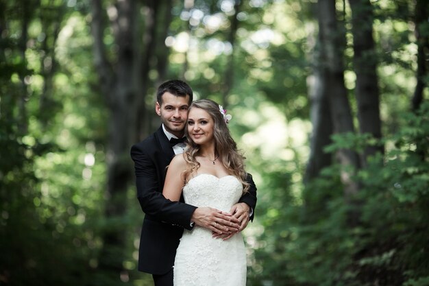 Groom embrasser sa femme par derrière