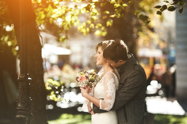 Groom étreindre la mariée et embrasser son cou