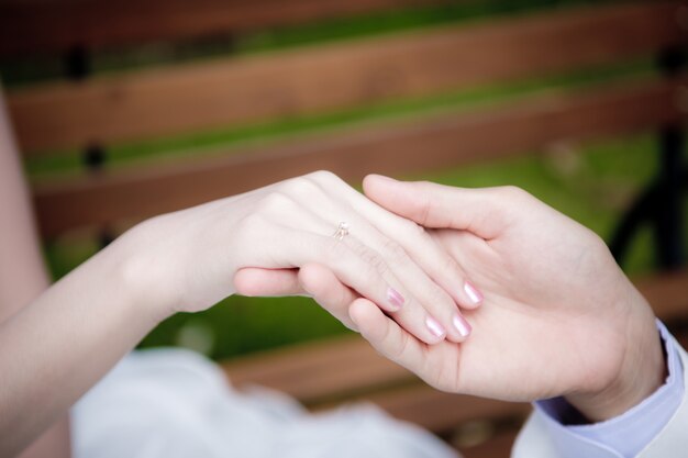 Groom mettre un anneau de mariage sur mariée doigt