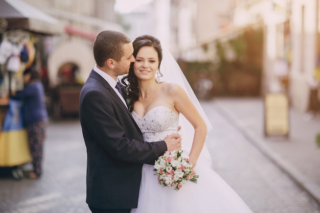 Groom regardant sa femme et de donner une accolade