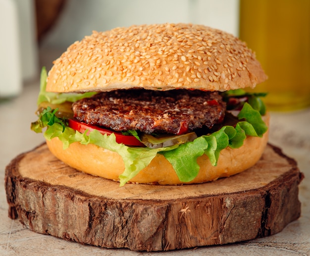 gros burger à la viande sur planche de bois