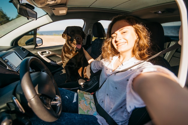 Gros chien noir en voiture