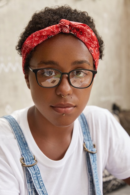 Gros coup de beau hipster dans des lunettes transparentes, tenue décontractée, regarde sérieusement