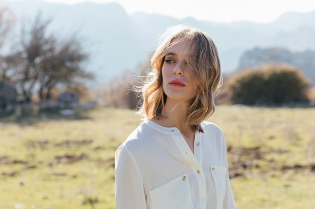 Gros coup femme regardant sur le côté avec les cheveux en désordre