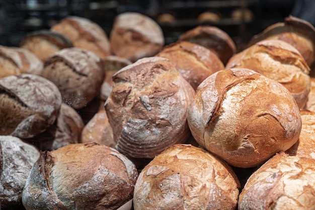 De gros pains sur le comptoir d'une boulangerie