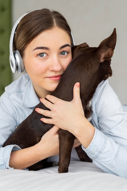 Gros plan, adolescent, étreindre, chien