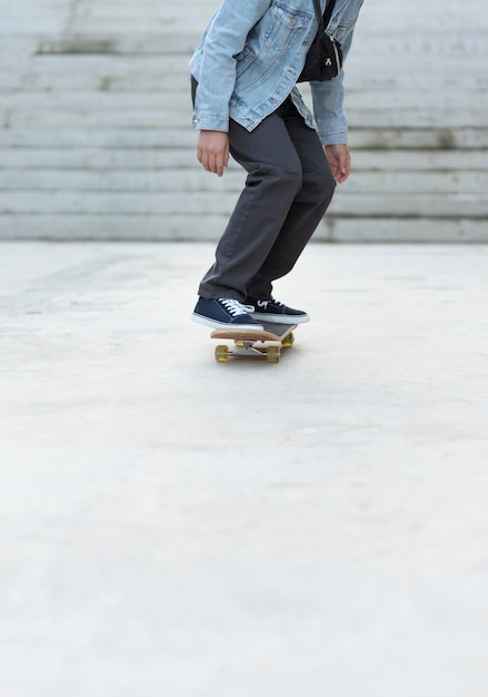 Gros plan adolescent avec planche à roulettes