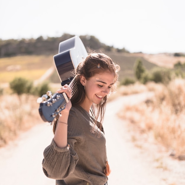 Photo gratuite gros plan d'une adolescente heureuse avec guitare