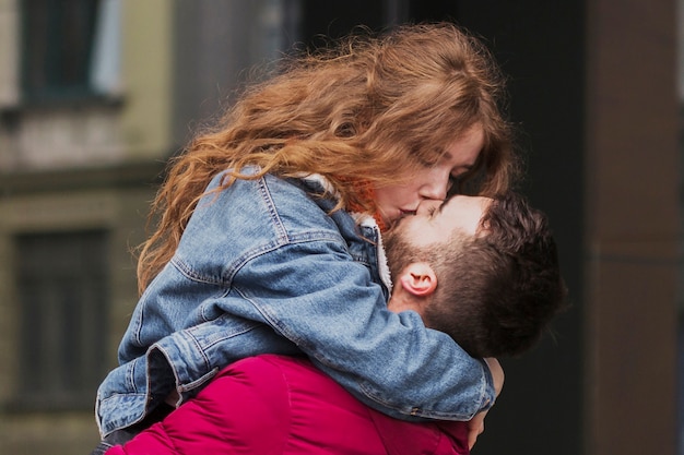 Gros plan d'un adorable couple s'embrassant