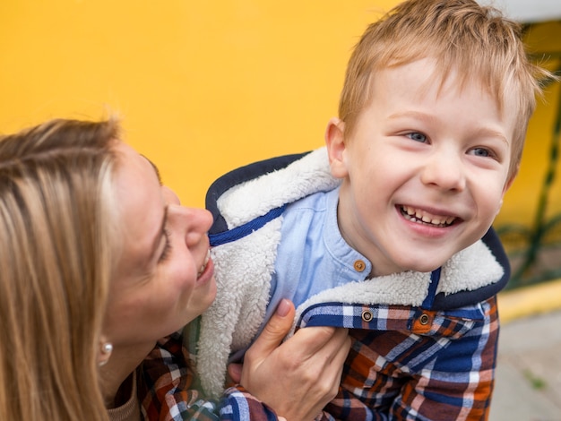 Gros plan adorable jeune garçon et sa mère