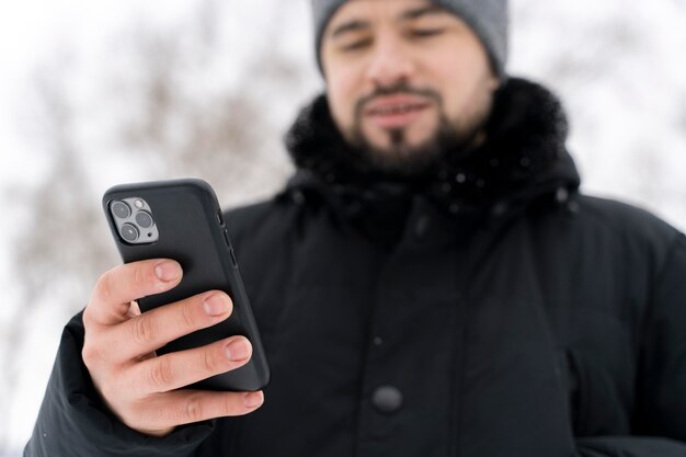 Gros plan sur un adulte heureux jouant dans la neige