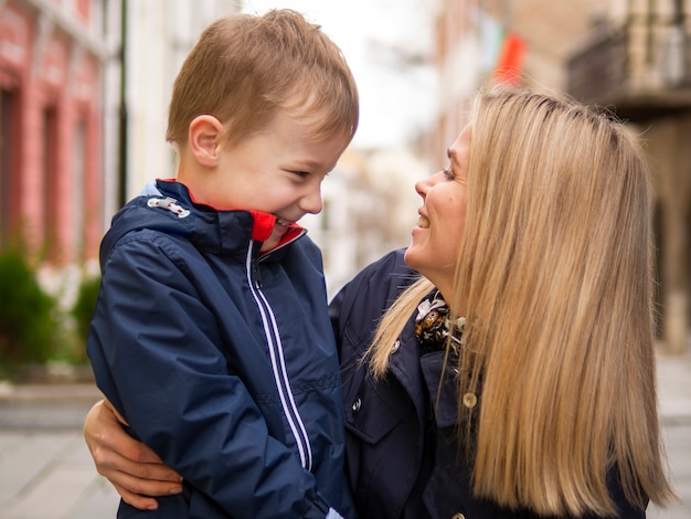 Gros plan, adulte, maman, mignon, jeune, fils, jouer