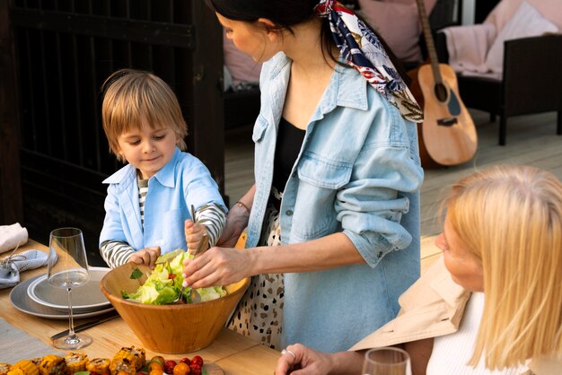 Gros plan sur les adultes et les enfants à l'extérieur