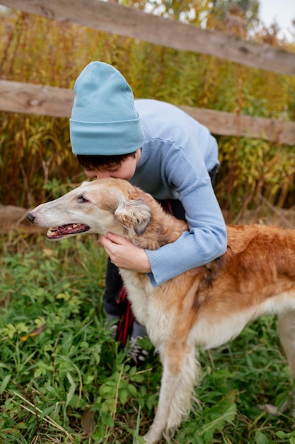 Photo gratuite gros plan sur un agriculteur passant du temps avec un chien