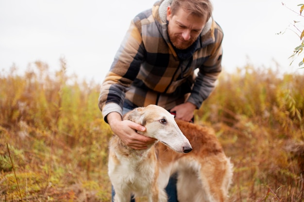 Photo gratuite gros plan sur un agriculteur passant du temps avec un chien