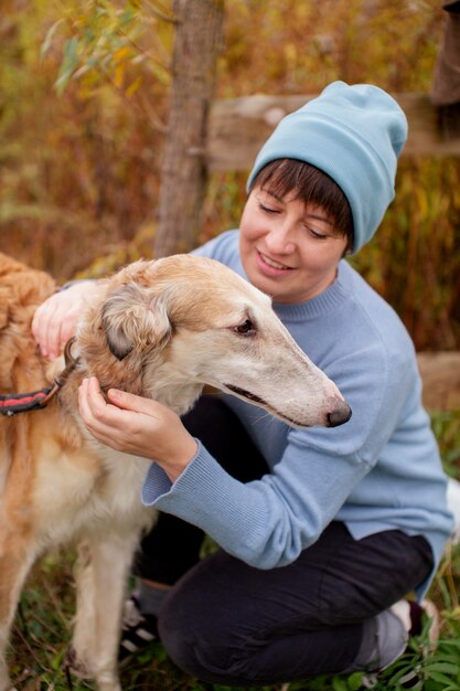 Gros plan sur un agriculteur passant du temps avec un chien