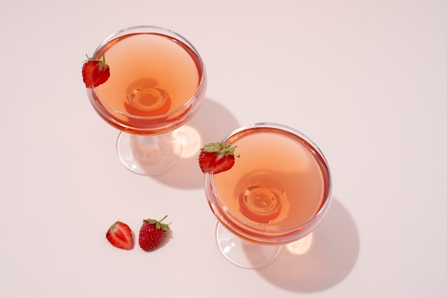 Gros plan sur les aliments cocktails dans un grand verre