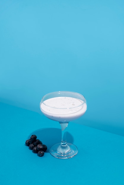 Gros plan sur les aliments cocktails dans un grand verre