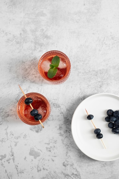 Photo gratuite gros plan sur les aliments cocktails dans un grand verre