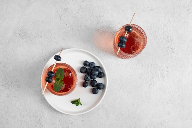 Gros plan sur les aliments cocktails dans un grand verre