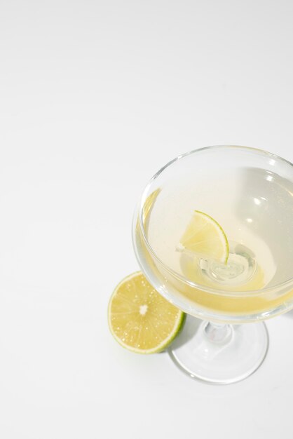Gros plan sur les aliments cocktails dans un grand verre