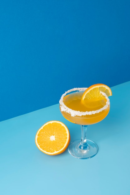 Photo gratuite gros plan sur les aliments cocktails dans un grand verre