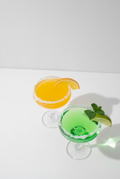 Gros plan sur les aliments cocktails dans un grand verre