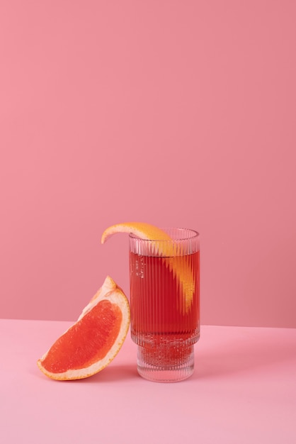 Gros plan sur les aliments cocktails dans un grand verre