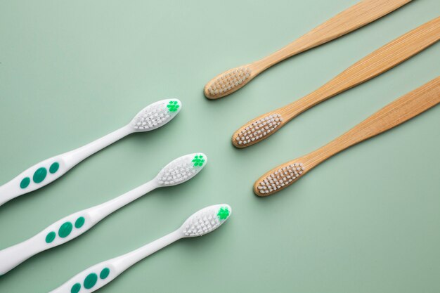 Gros plan sur les alternatives durables aux brosses à dents