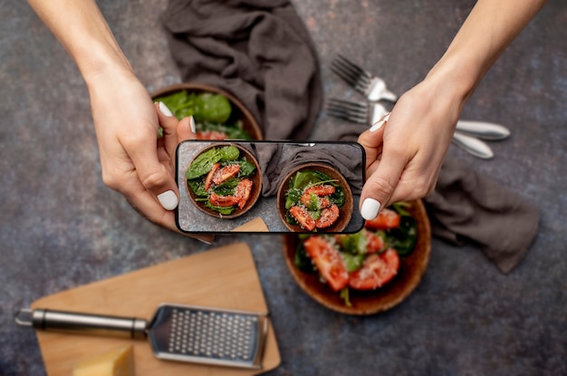 Gros plan sur un amateur de nourriture prenant des photos de repas