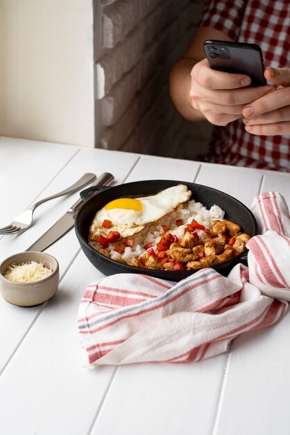 Gros plan sur un amateur de nourriture prenant des photos de repas