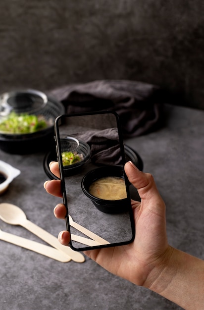 Gros plan sur un amateur de nourriture prenant des photos de repas