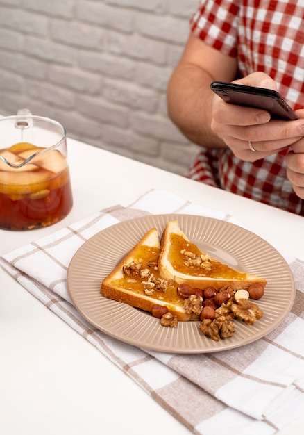 Gros plan sur un amateur de nourriture prenant des photos de repas