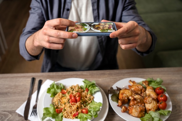 Photo gratuite gros plan sur l'amateur de nourriture en train de manger