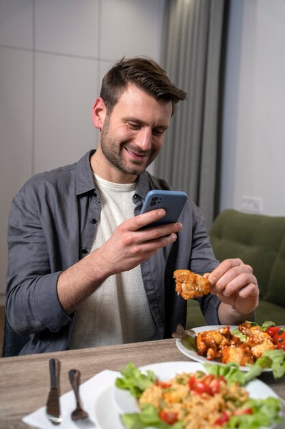 Gros plan sur l'amateur de nourriture en train de manger