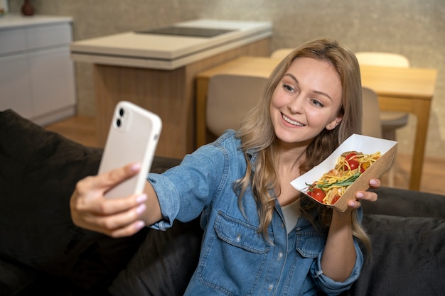 Photo gratuite gros plan sur l'amateur de nourriture en train de manger